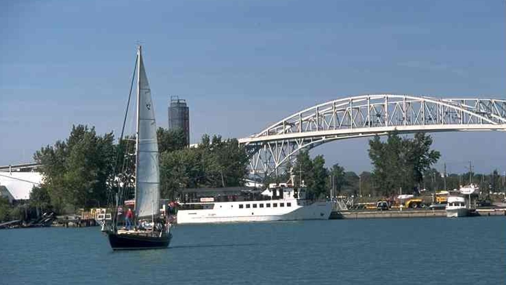 Boats sailing in the foreground. The bridge stand tall in the background.